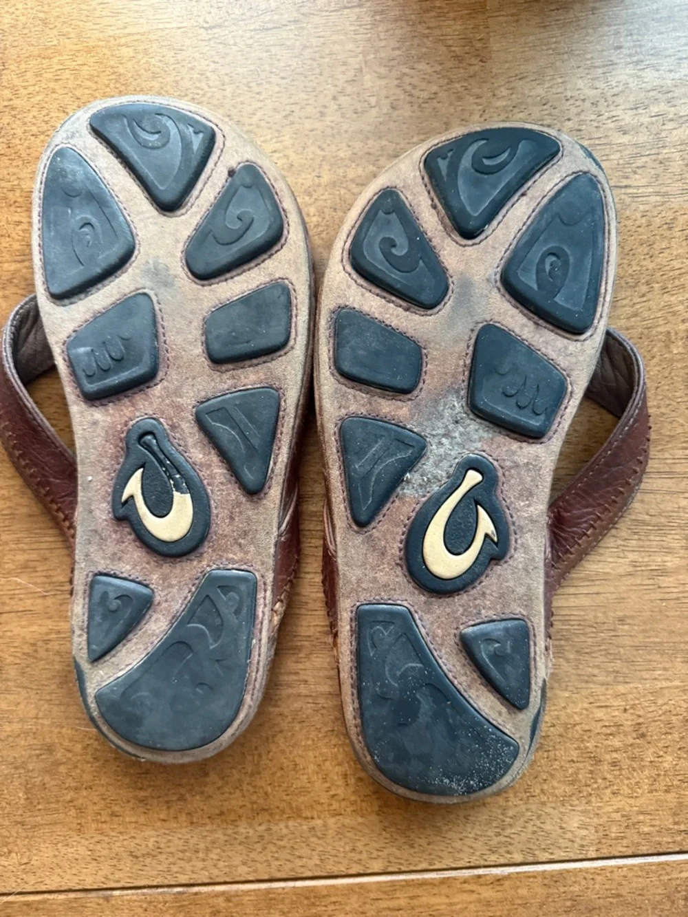 OluKai Haipo Men's Brown Leather Flip-Flop Sandals